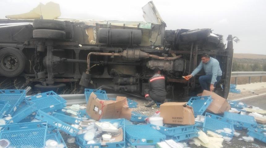 Tatlı y&uuml;kl&uuml; kamyon yola devrildi