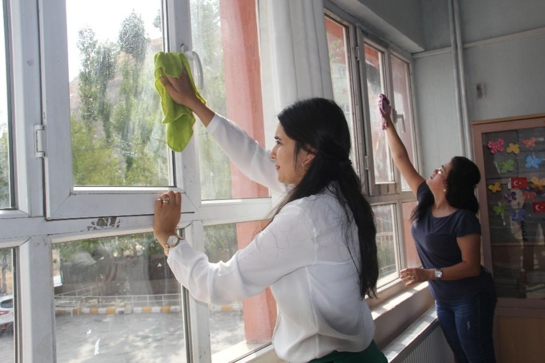 Hakkarili &ouml;ğretmenlerden &ouml;rnek davranış