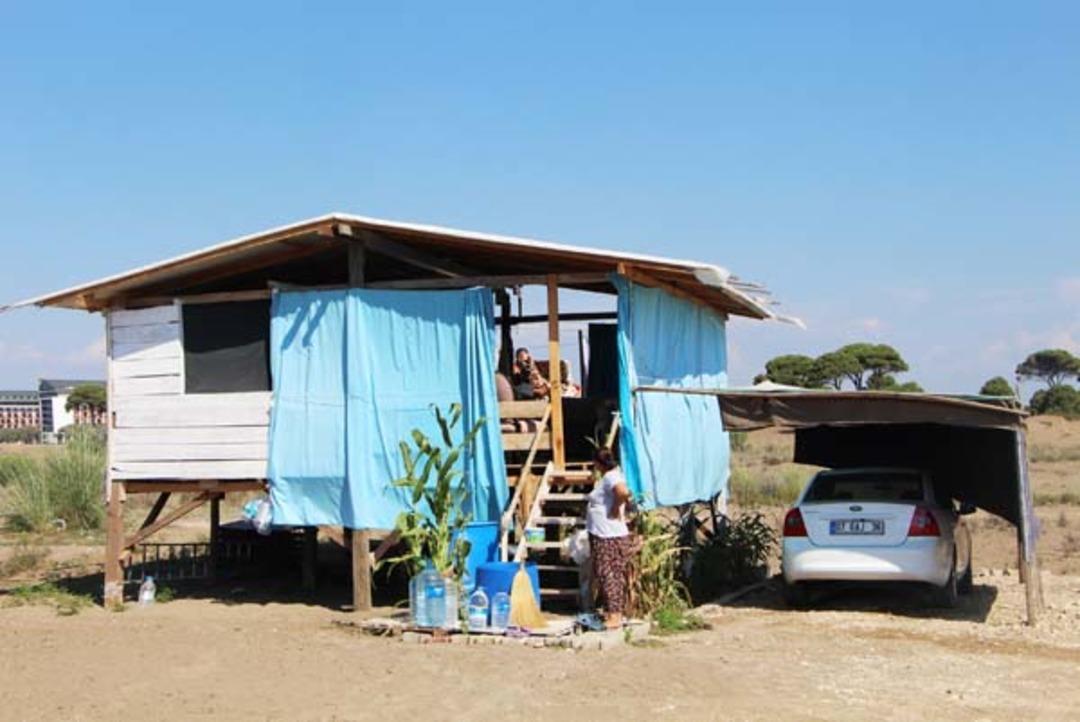 Sahile yerleştiler... 1 tarafta 5 yıldızlı oteller diğer tarafta onlar! 