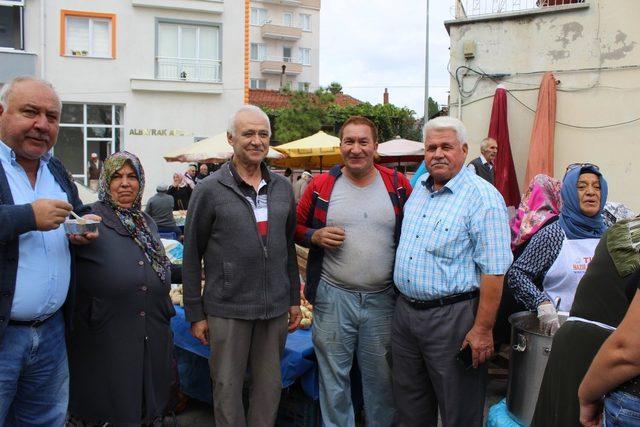 AK Partili kadınlar aşure dağıttı