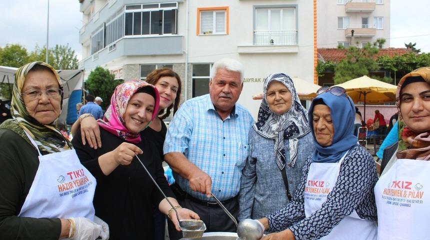 AK Partili kadınlar aşure dağıttı