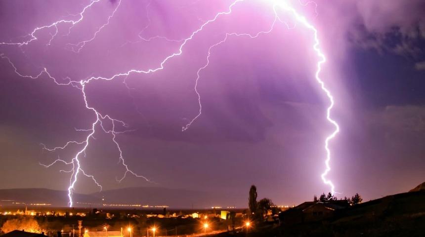 Geceyi şimşekler aydınlattı