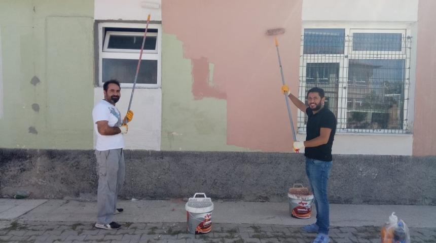 &Ouml;ğretmenler g&ouml;rev yaptıkları okulu boyadı