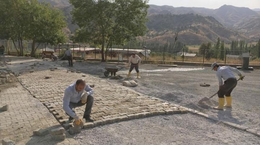 Okul müdürü kilit taşı döşedi, personeller destek verdi