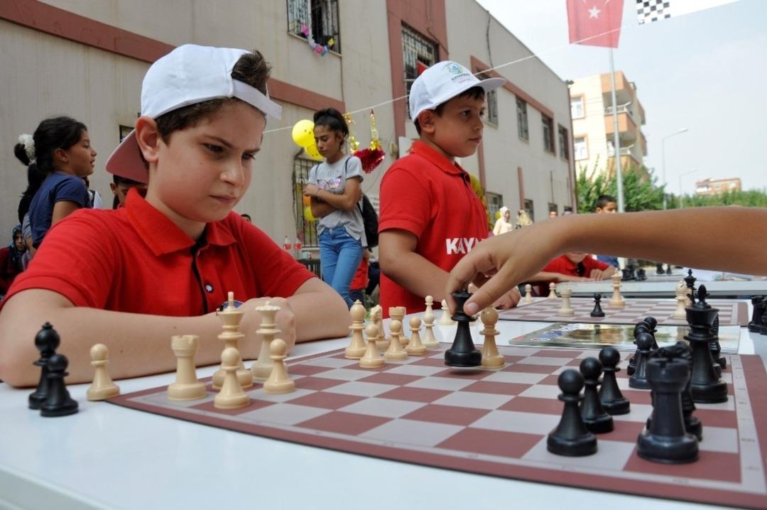 Sokak, &lsquo;satran&ccedil;&rsquo; i&ccedil;in kapatıldı