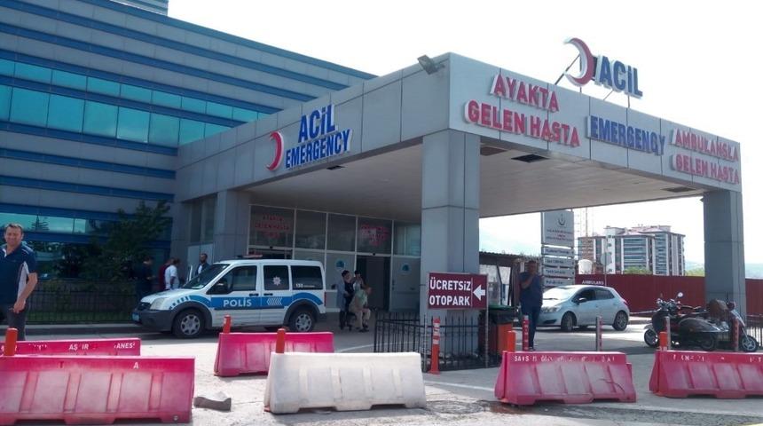 Seyir halindeki kamyonetin kasasından d&uuml;şt&uuml;