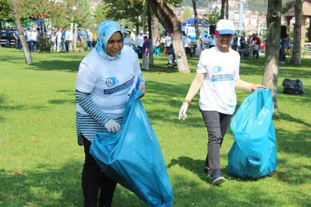 Başkan çöp topladı