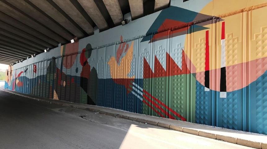 Karab&uuml;k&rsquo;te duvarlar rengarenk