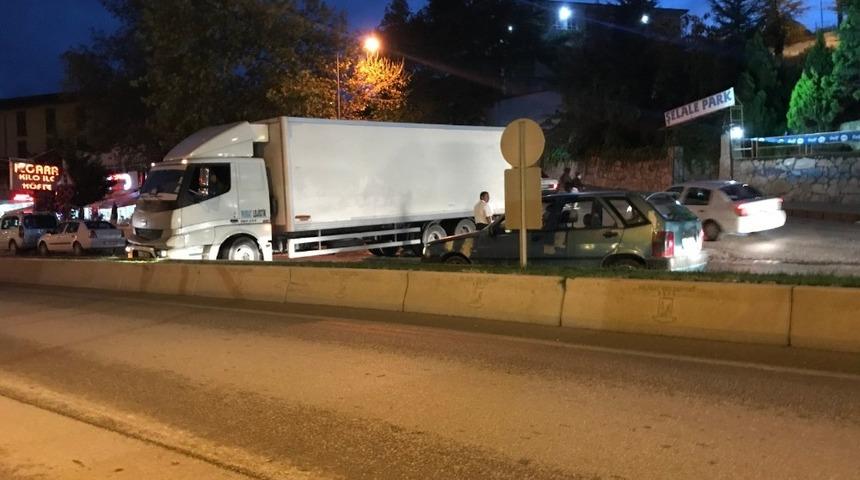 Bilecik&rsquo;te trafik kazasında yol durma noktasına geldi