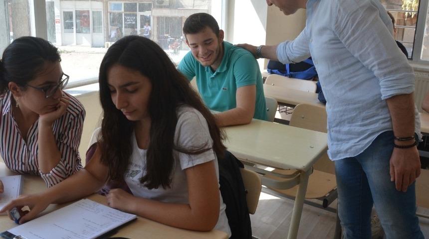 Başkan &Ouml;zbaş gen&ccedil;lerle bir araya geldi