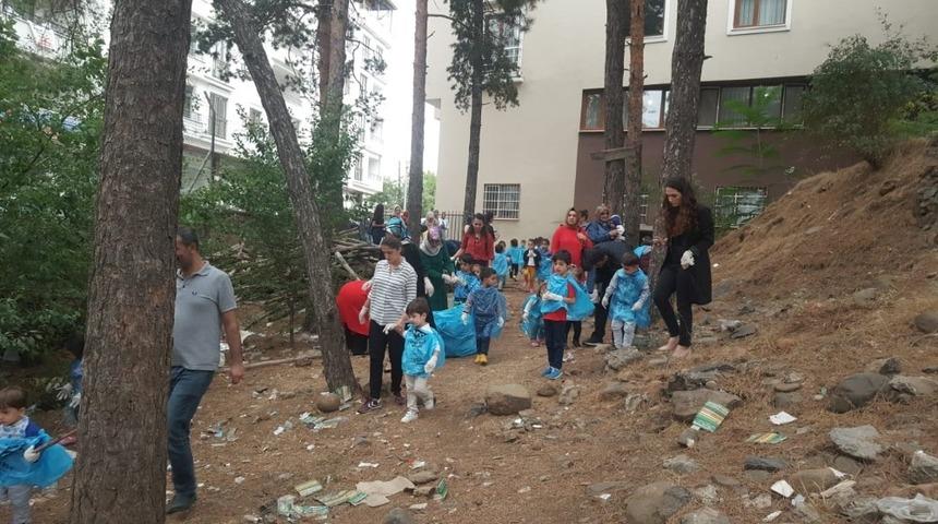 Miniklerden &ccedil;evre temizliği