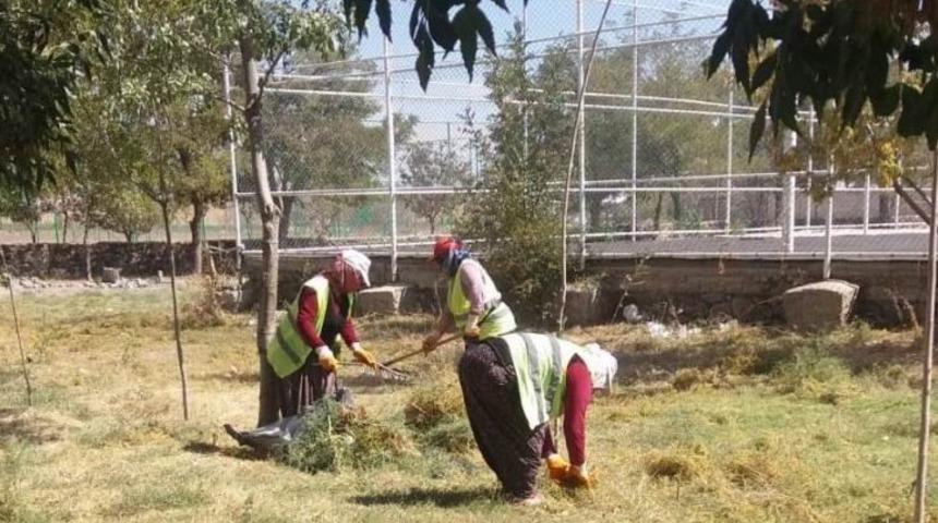 Ereğli&rsquo;de okul bah&ccedil;e ve &ccedil;evreleri temizlendi