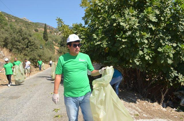 Temiz bir çevre için çöp topladılar