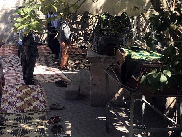 Yanan ara&ccedil;ta &ouml;l&uuml; bulunan galerici ve eşi toprağa verildi 1