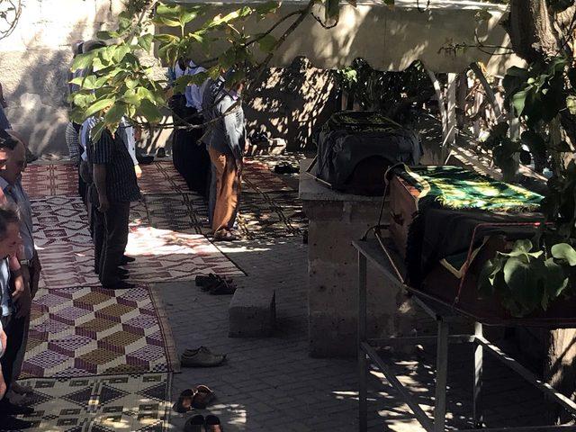 Yanan ara&ccedil;ta &ouml;l&uuml; bulunan galerici ve eşi toprağa verildi 2