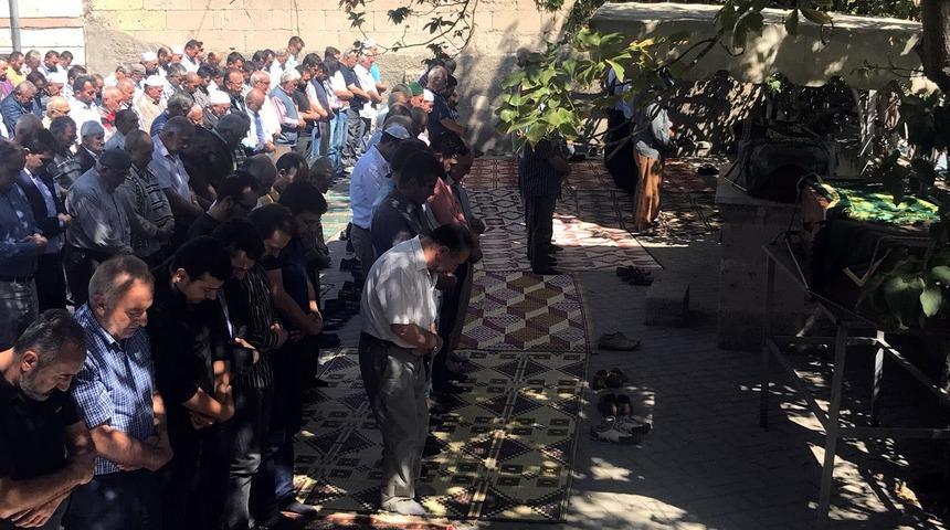 Yanan ara&ccedil;ta &ouml;l&uuml; bulunan galerici ve eşi toprağa verildi