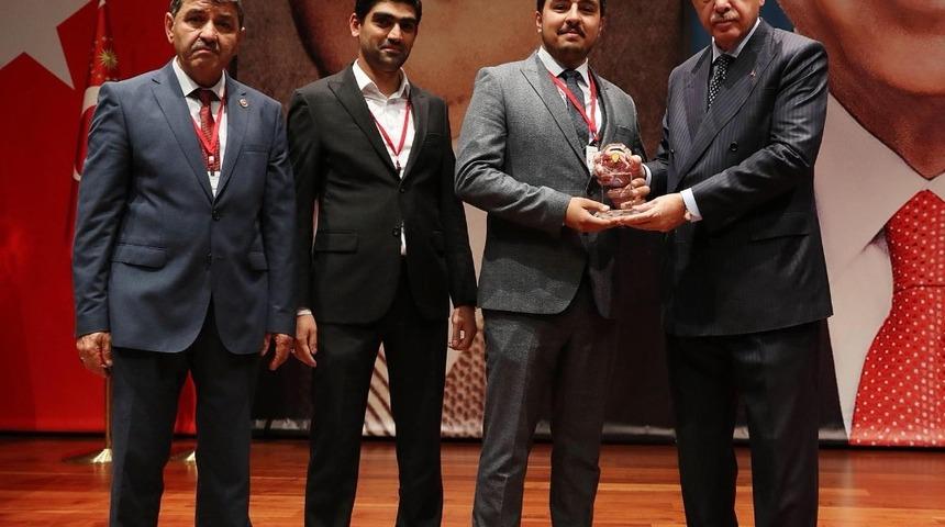 &Ouml;d&uuml;l plaketini Recep Tayyip Erdoğan&rsquo;ın elinden aldı