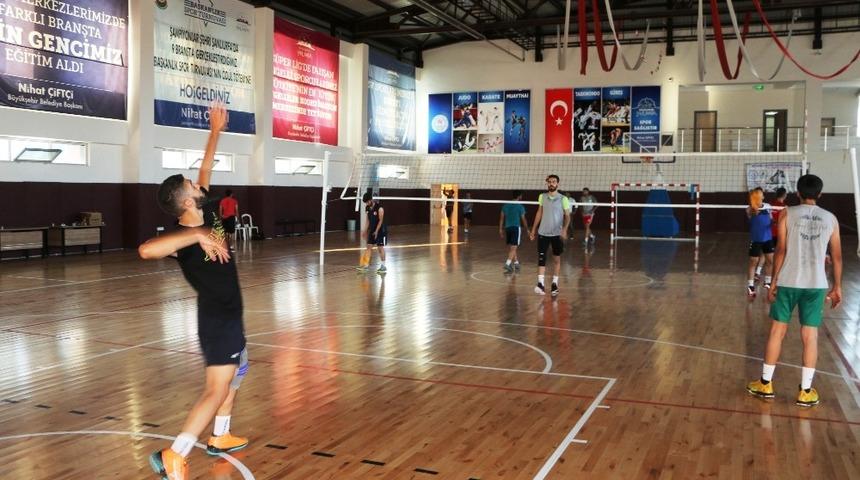 B&uuml;y&uuml;kşehir Belediyesi Voleybol Takımı yeni sezon hazırlıklarına başladı