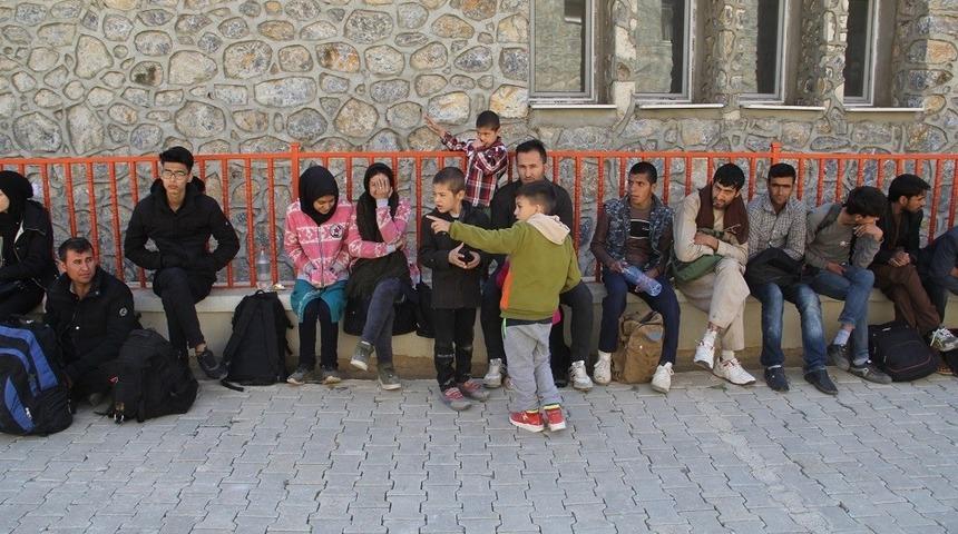 Başkale &rsquo;de 42 ka&ccedil;ak g&ouml;&ccedil;men yakalandı