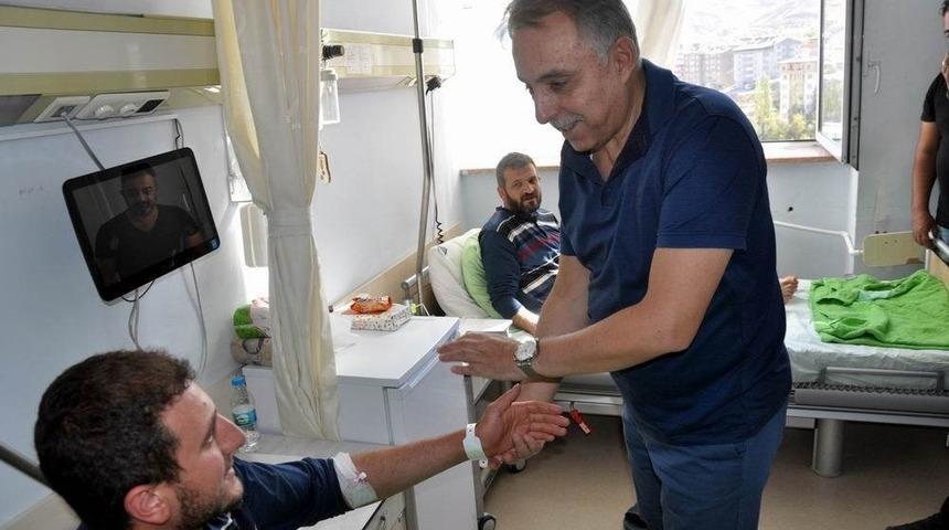 Vali Toprak, yaralı asker ve iş&ccedil;ileri ziyaret etti