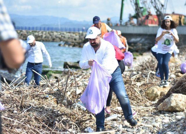 Başkan gençlerle çöp topladı