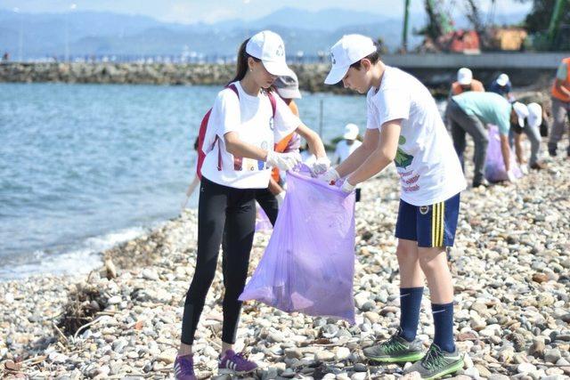 Başkan gençlerle çöp topladı