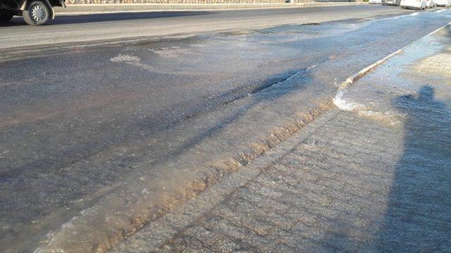 Didim’de patlayan su su borusu kazaya neden oldu