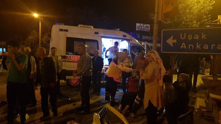 Manisa'da gece yarısı feci kaza! Minibüs, çekici ve engelli aracı çarpıştı: 8 yaralı