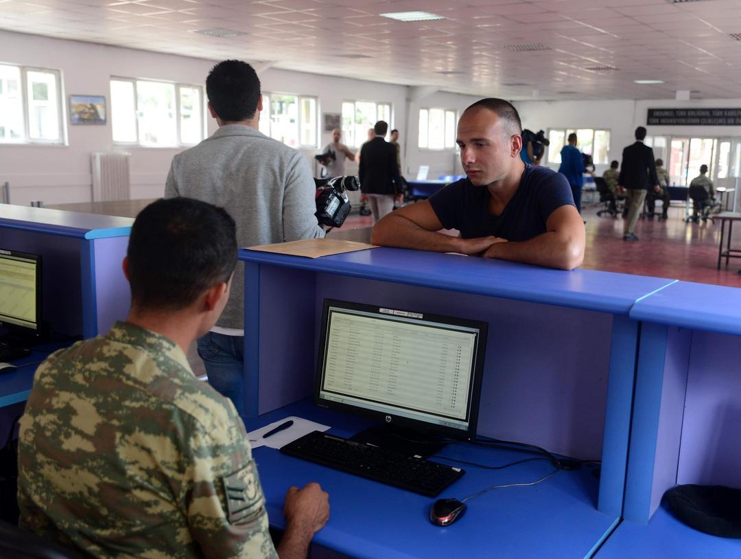 Bedelli askerler, kışlalarına teslim olmaya başladı 