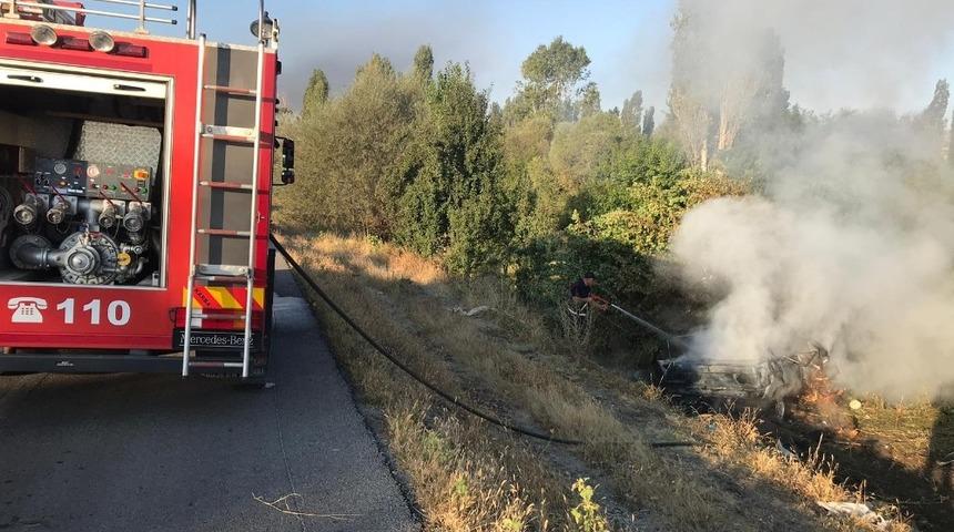 Kaza yapan otomobil yandı: 3 yaralı