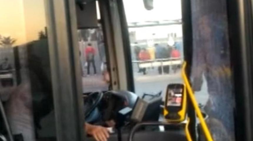 İstanbul Kadıköy'de akbil dehşeti! Halk otobüsünün camlarını kırdı...