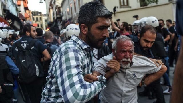 Polis, Kadıköy'de işçilere destek için toplananları gözaltına aldı.
