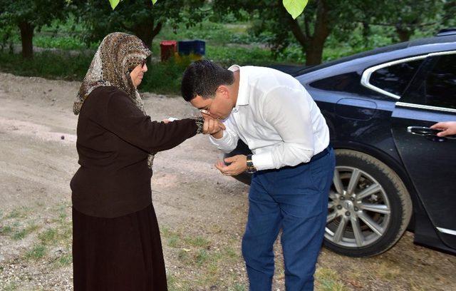 Tütüncü’den Kore Gazisi ve eşine çay servisi