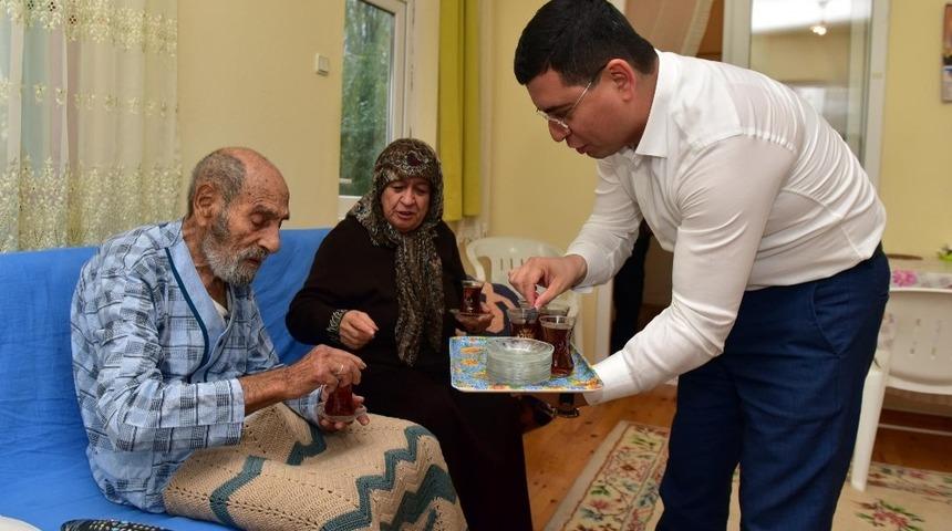T&uuml;t&uuml;nc&uuml;&rsquo;den Kore Gazisi ve eşine &ccedil;ay servisi