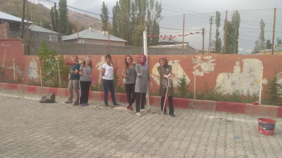 Başkale de fedak&acirc;r &ouml;ğretmenler okul boyadı