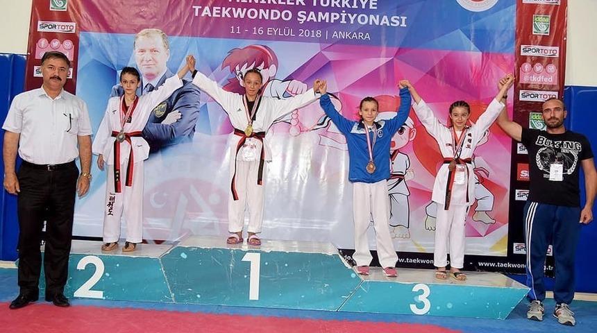 Minik Ş&uuml;heda tekvando 30 kilogramda T&uuml;rkiye şampiyonu oldu