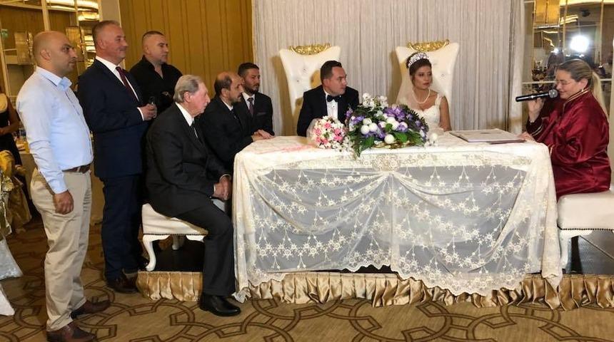 Gazeteci damatlar dünya evine girdi