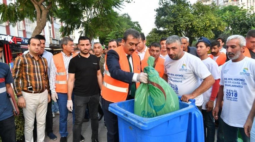 Başkan &ccedil;etin &ccedil;evre g&ouml;n&uuml;ll&uuml;leriyle beraber &ccedil;&ouml;p topladı