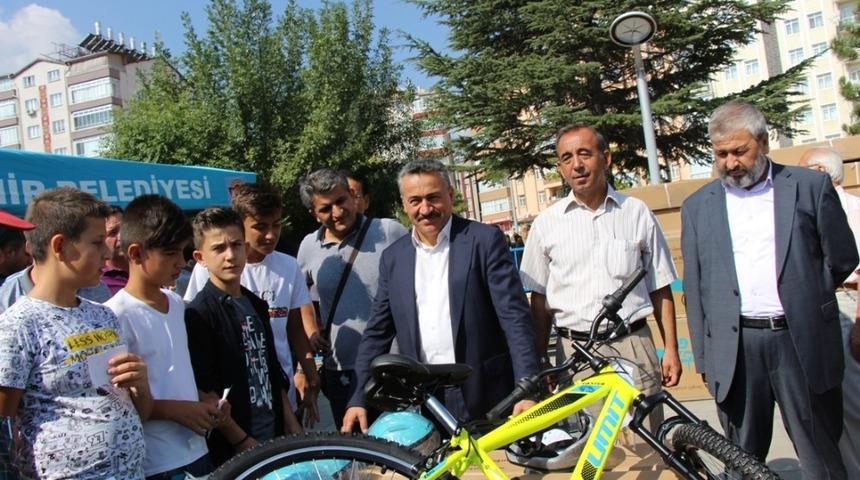 Başkan Tutal, &ccedil;ocukları kask takmaları konusunda uyardı