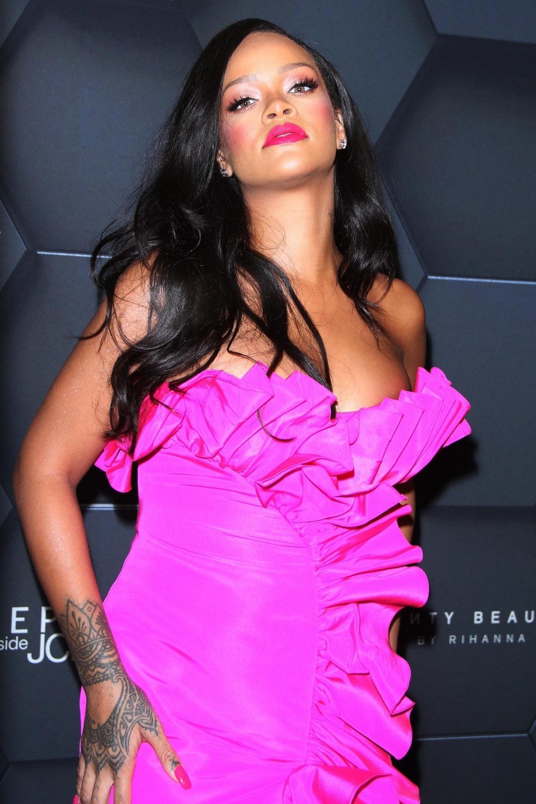 Rihanna yine b&uuml;y&uuml;ledi 