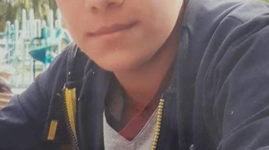 Parkta otururken fenalaşan &ccedil;ocuk hayatını kaybetti