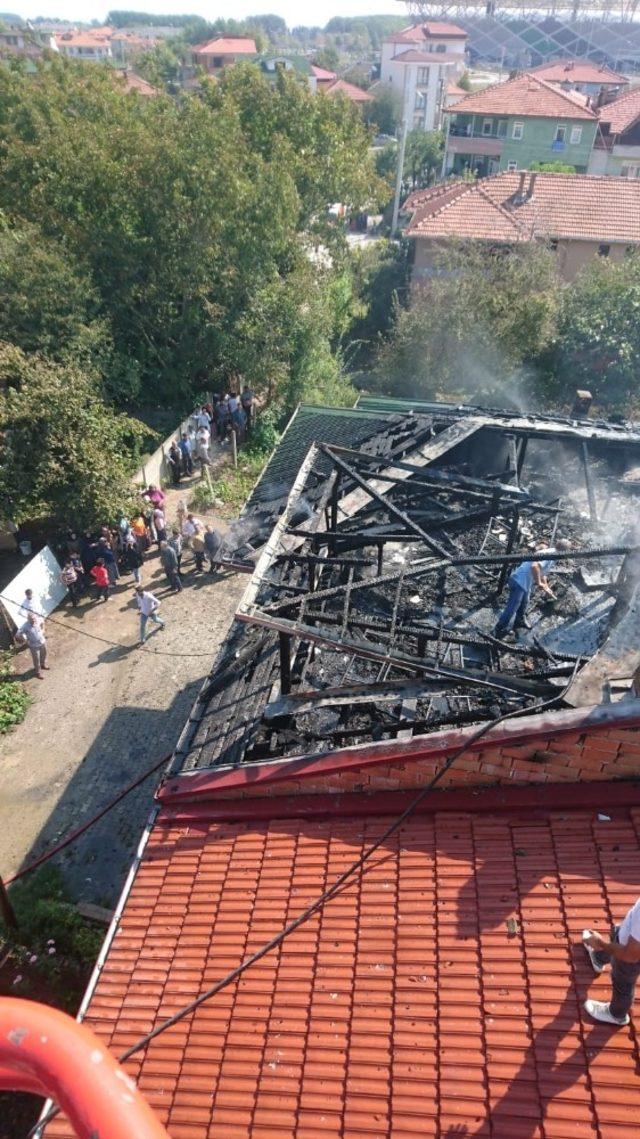 Sakarya’da çatı yangını paniğe neden oldu