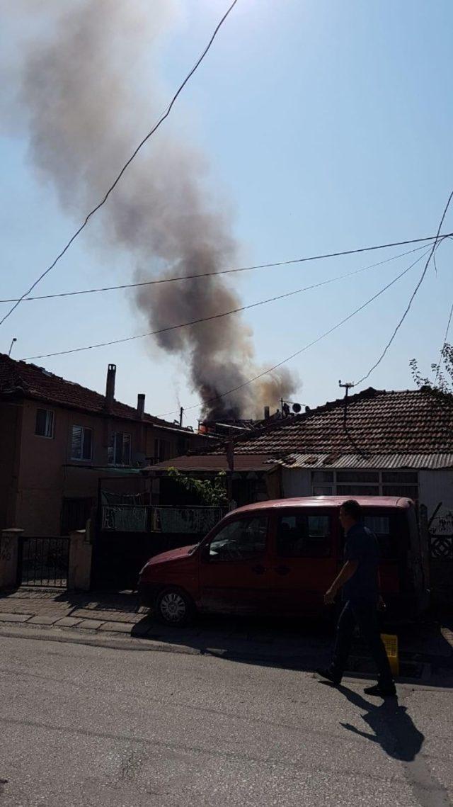 Sakarya’da çatı yangını paniğe neden oldu