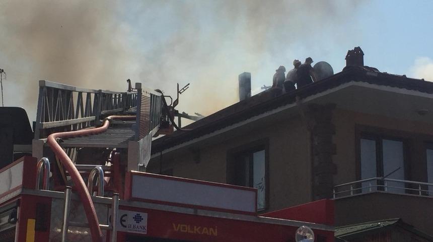 Sakarya&rsquo;da &ccedil;atı yangını paniğe neden oldu
