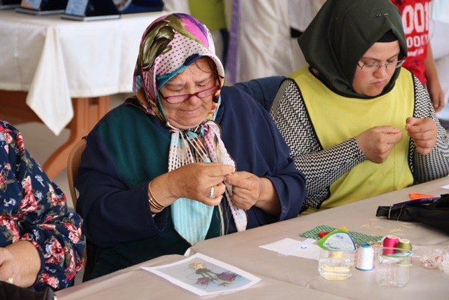 Biga’da kadınlar oya ve yemek yarışmasında ter döktüler