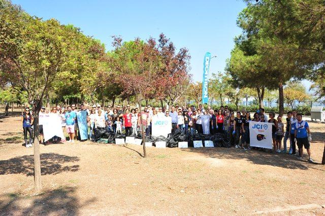 İzmir’i temizleyen ekibe sevimli köpekten yardım