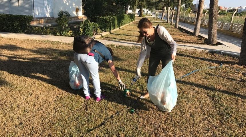 AK Parti&rsquo;li kadınlardan &ccedil;&ouml;p toplama etkinliği