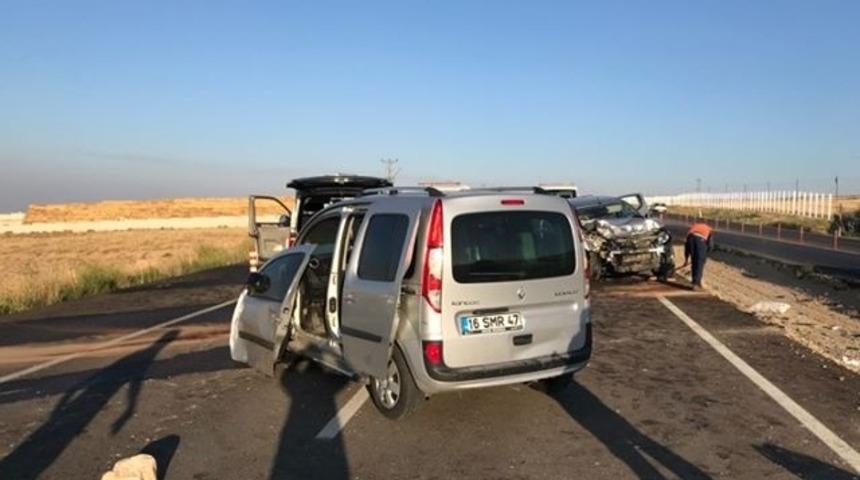 D&uuml;şen plakayı takmak i&ccedil;in duran araca iki otomobil &ccedil;arptı: 3 &ouml;l&uuml;