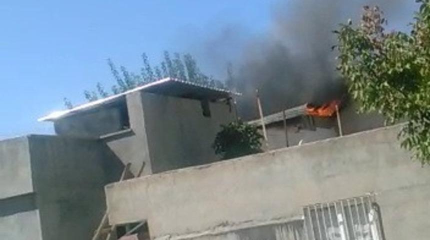 &Ccedil;atı yangını paniğe neden oldu