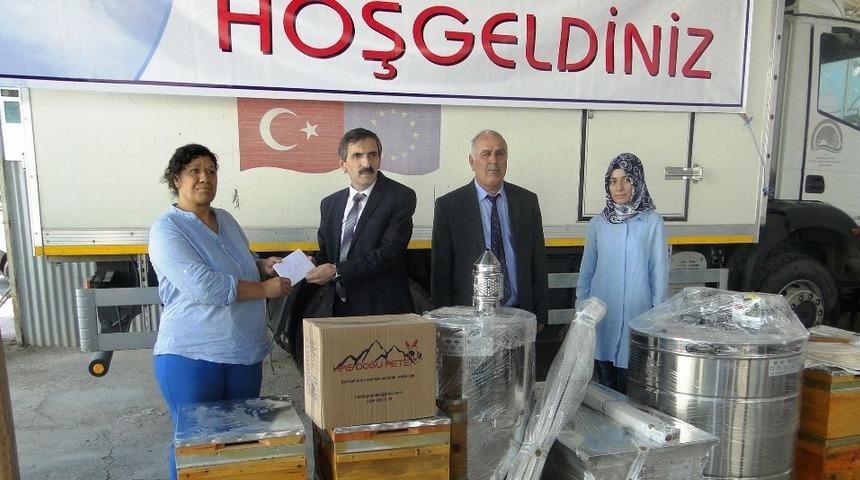 Gen&ccedil; &ccedil;ift&ccedil;ilere arı ve malzeme dağıtımı